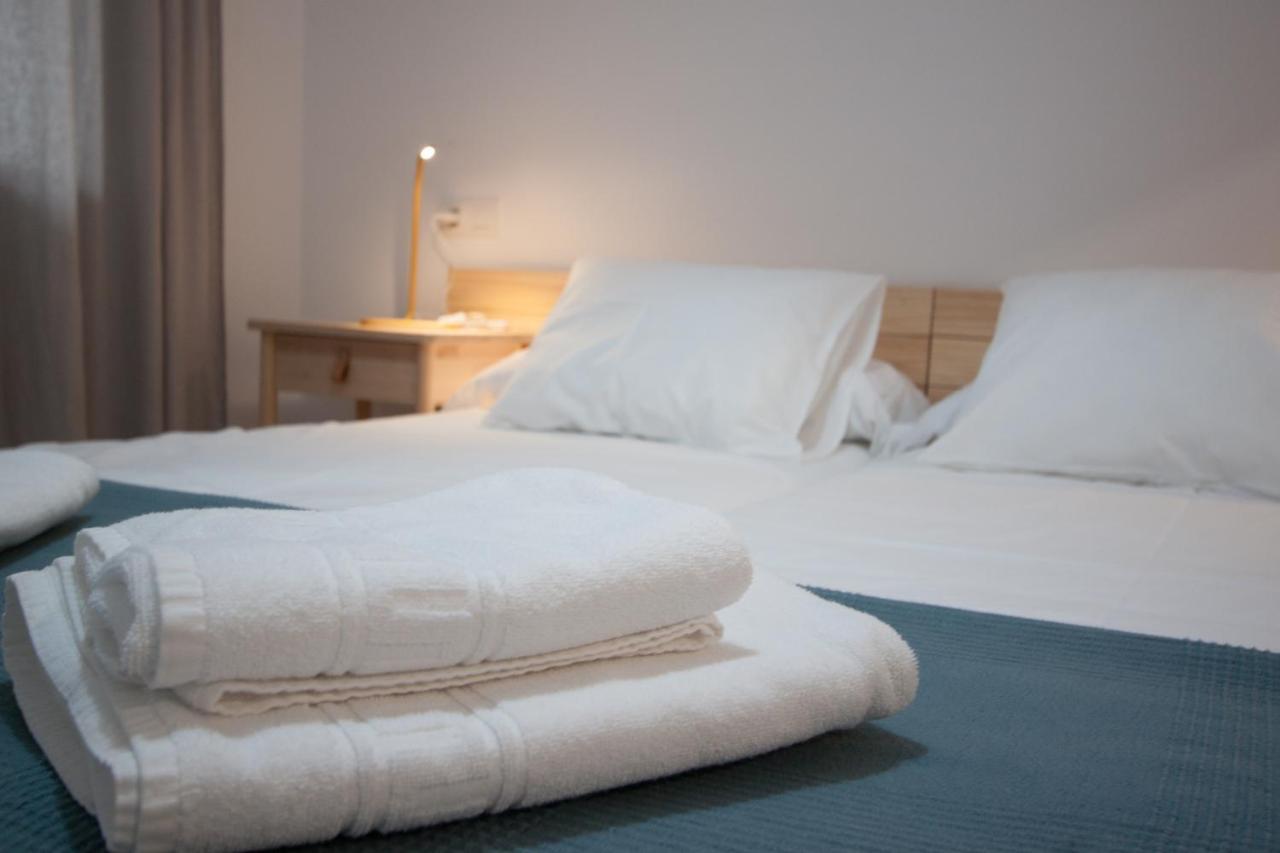 Esguil, Apartamento Con Piscina, A 3 Km De La Playa Vut-2995-As 利亚内斯 外观 照片